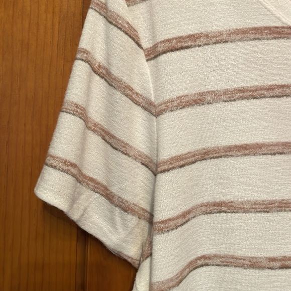 Casual short sleeve top. Longer in the back to cover your “assets”. - Picture 3 of 3